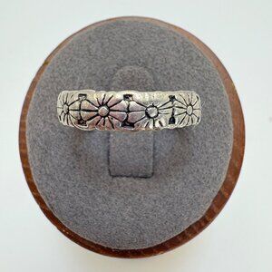 Flower Design Band Statement Ring VTG Silver Tone Size 8